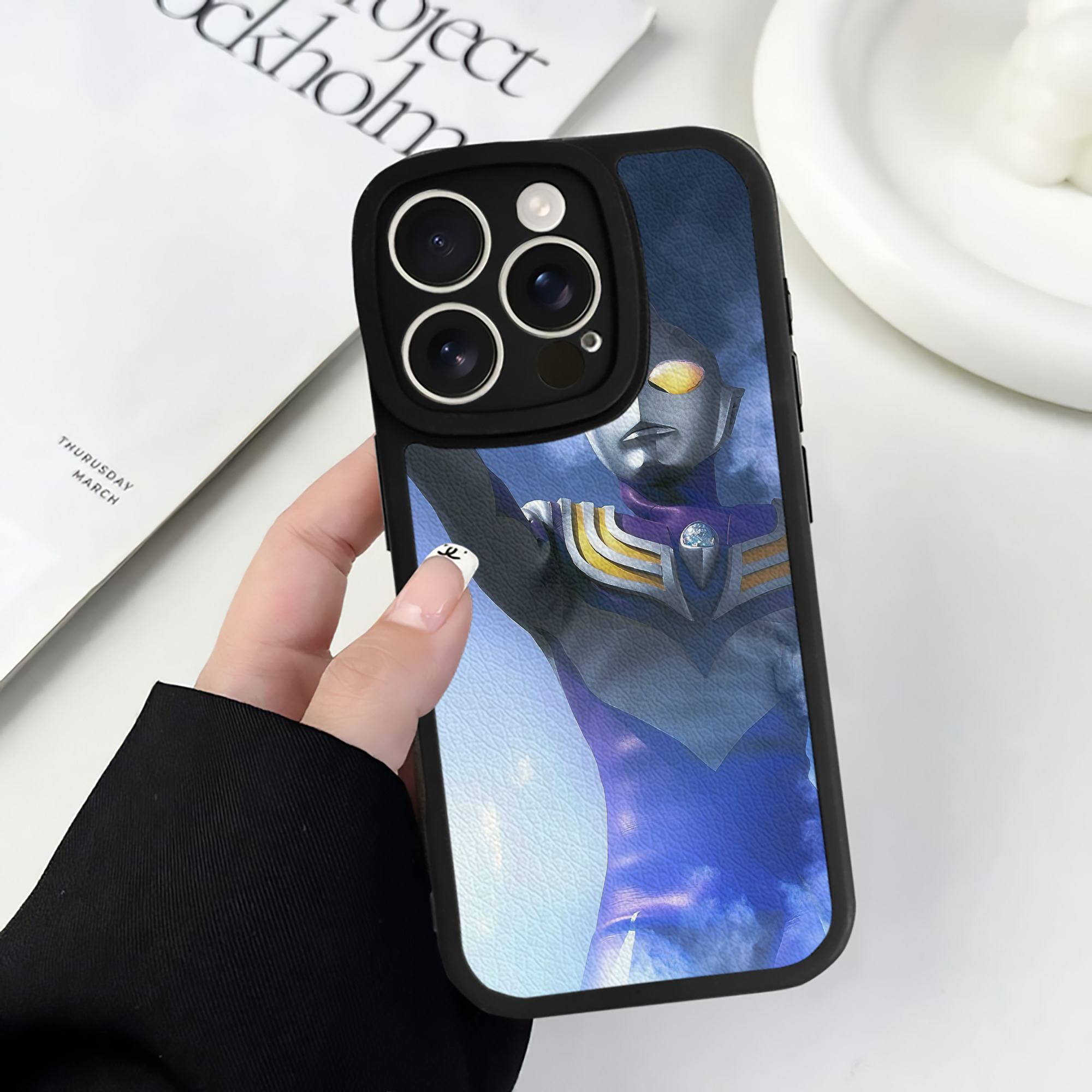 （画像用） ウルトラマン Ultraman 【iPhone 16シリーズ対応】シリコンスマホケース（レザー調） 材質：シリコン